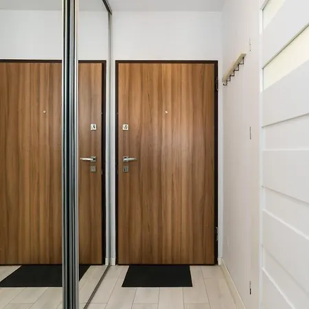 Czarnieckiego With Free Parking By Renters *