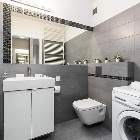 Czarnieckiego With Free Parking By Renters Apartment